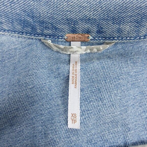 FREE PEOPLE Fitted Cropped Button Down Jean Jacket Western Boho Light Denim XS - Picture 2 of 8